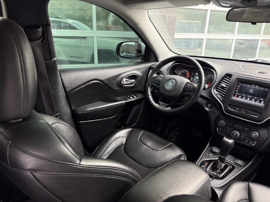 Used 2020 Jeep Cherokee Latitude Plus AWD/4WD image 38