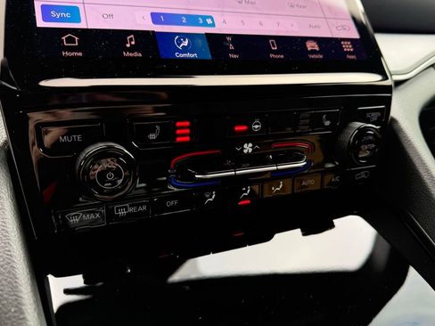 New 2025 Jeep Grand Cherokee Limited w/ Black Appearance Package image 21