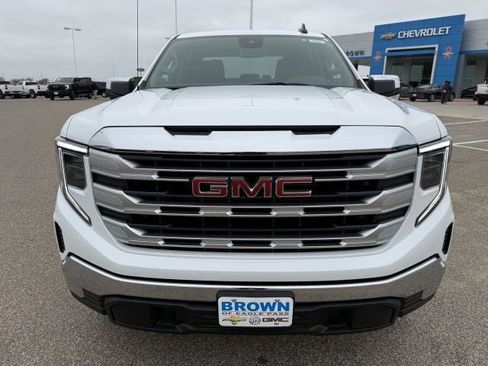 New 2026 GMC Sierra 1500 SLE image 3