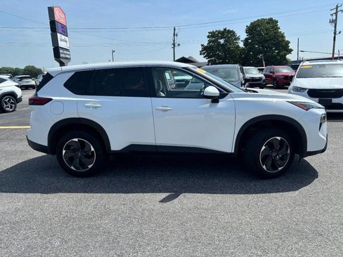 Used 2025 Nissan Rogue SV AWD/4WD image 2
