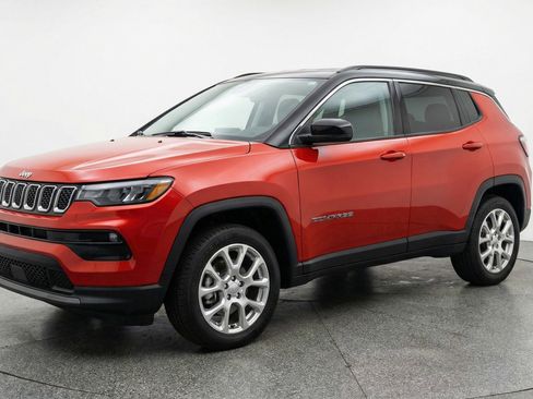 Used 2025 Jeep Compass Limited image 3