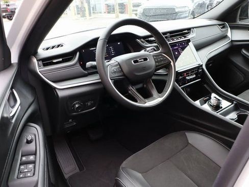 New 2025 Jeep Grand Cherokee Altitude image 11