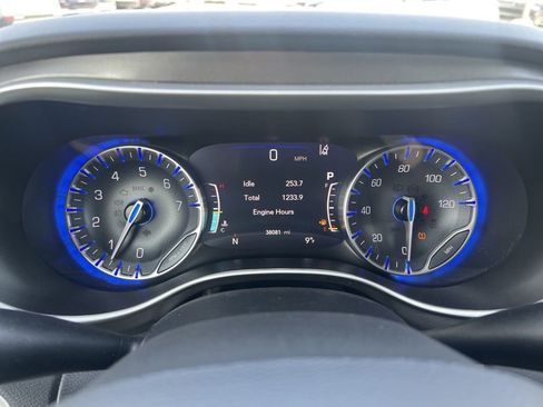 Used 2024 Chrysler Pacifica Touring-L image 61