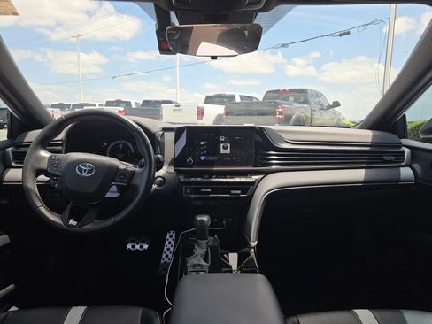 Used 2025 Toyota Camry Hybrid FWD image 16