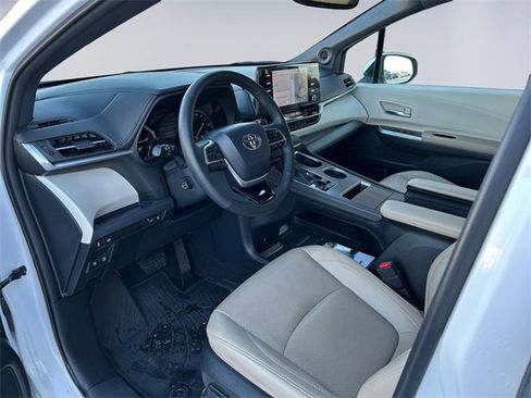 Used 2023 Toyota Sienna Limited image 9