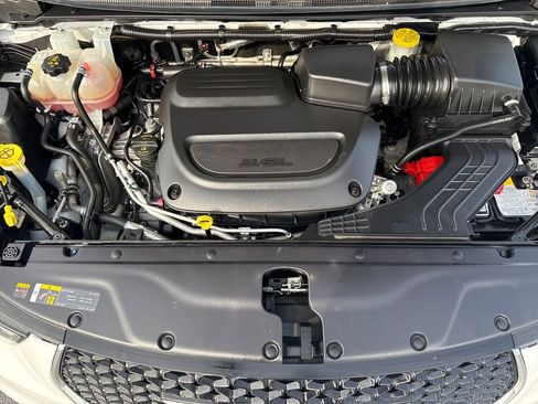 Used 2023 Chrysler Pacifica Touring-L FWD image 25