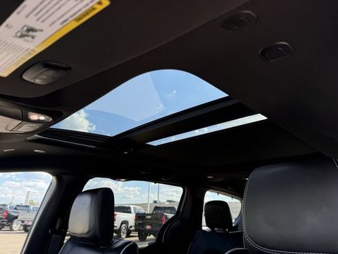 Used 2025 Chrysler Pacifica Limited FWD image 24