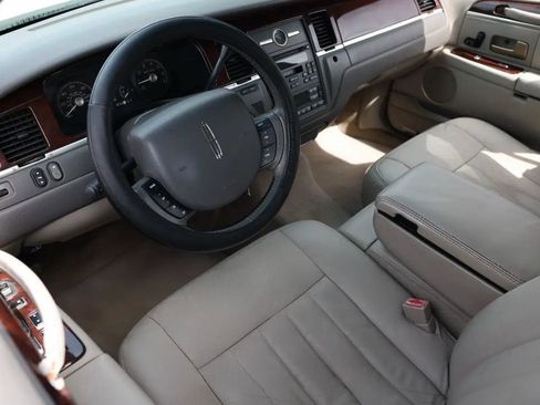 Used 2006 Lincoln Town Car Signature image 4