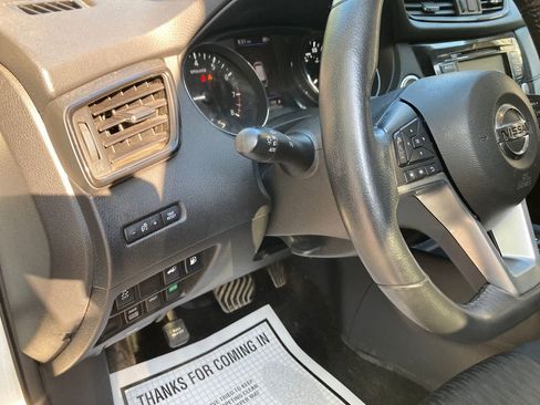 Used 2018 Nissan Rogue SV image 17