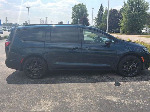Used 2023 Chrysler Pacifica Touring-L w/ S Appearance Package AWD/4WD image 8