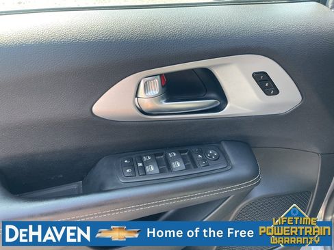 Used 2025 Chrysler Pacifica Limited FWD image 24