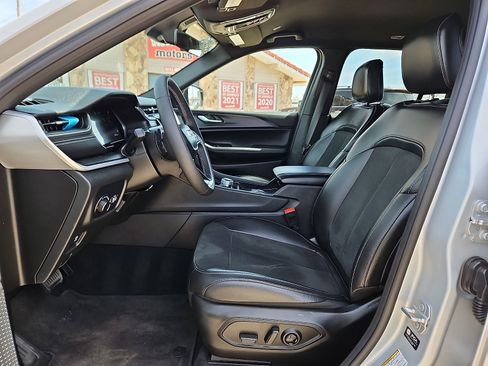 Used 2025 Jeep Grand Cherokee Altitude image 10