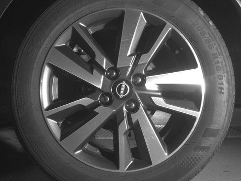 Used 2025 Nissan Versa SV FWD image 17