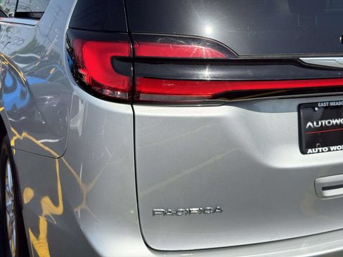 Used 2023 Chrysler Pacifica Touring-L FWD image 10