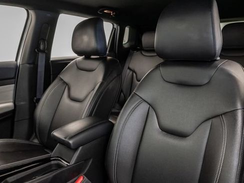 Used 2025 Jeep Compass Limited AWD/4WD image 9