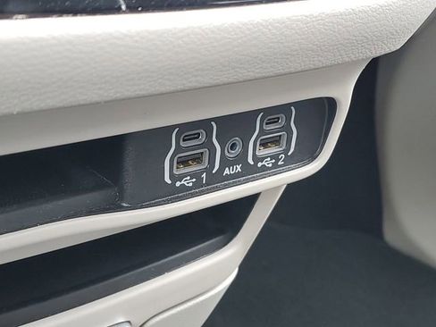 Used 2024 Chrysler Pacifica Touring-L FWD image 19