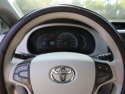 Used 2011 Toyota Sienna LE image 21