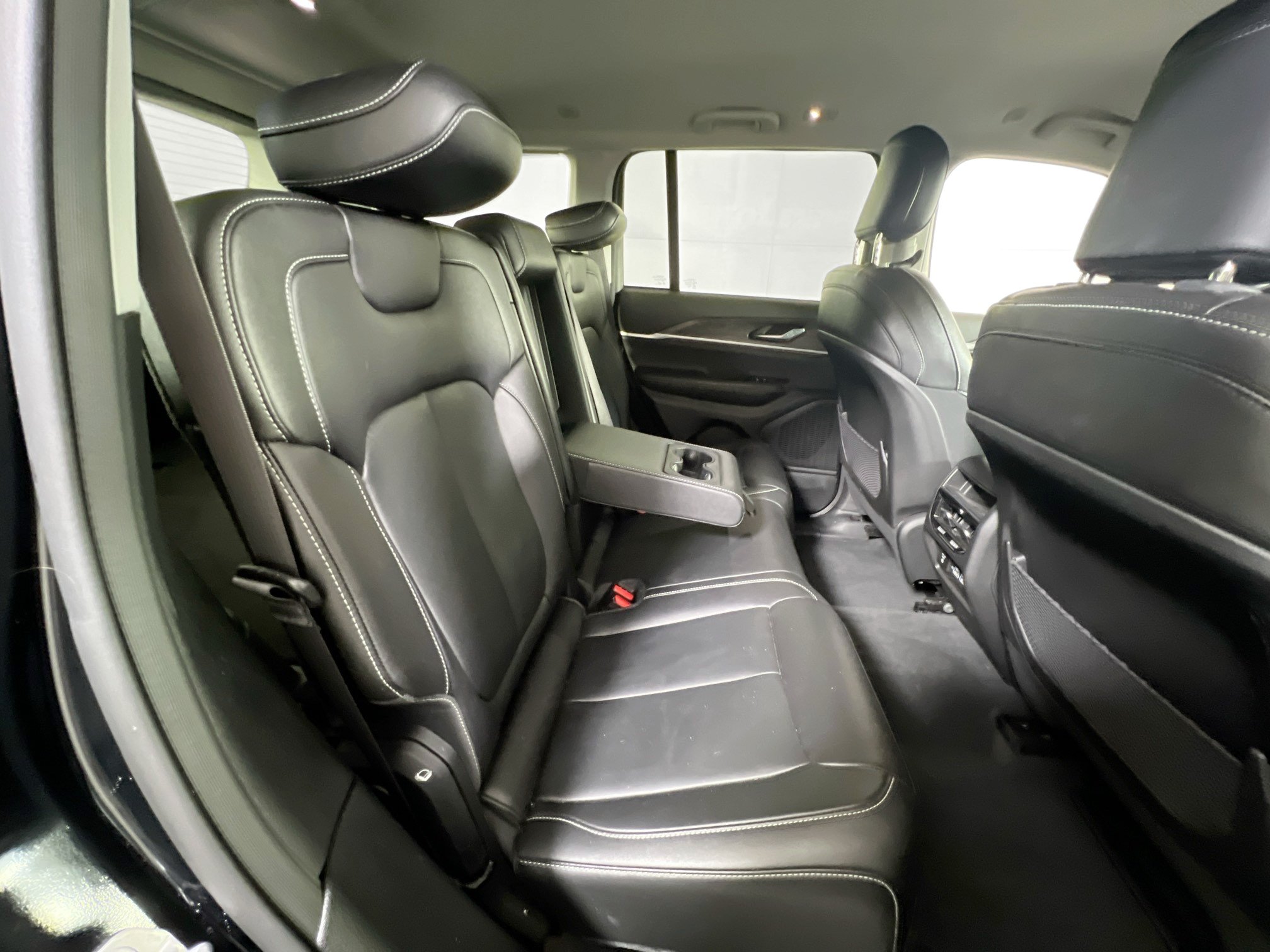 Used 2023 Jeep Grand Cherokee Limited AWD/4WD image 25