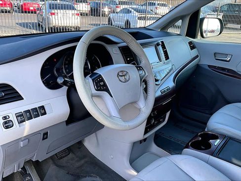 Used 2014 Toyota Sienna XLE image 17