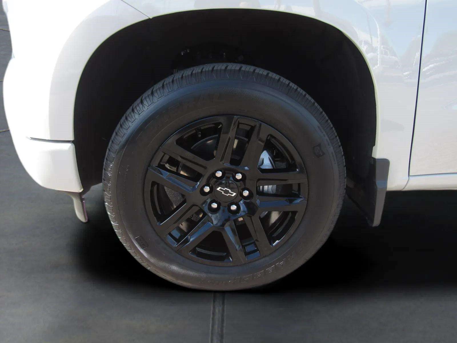 Used 2026 Chevrolet Silverado 1500 Custom AWD/4WD image 4