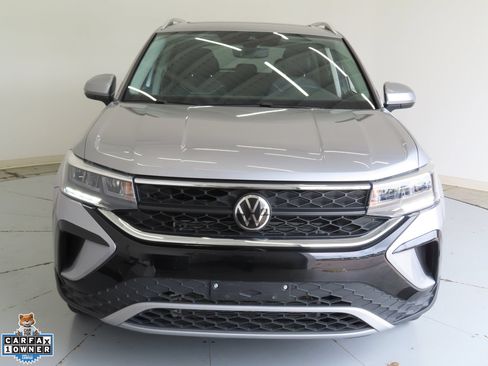 Used 2023 Volkswagen Taos SE w/ Panoramic Sunroof Package FWD image 9