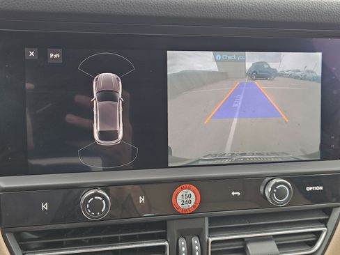 Certified 2025 Porsche Macan image 18