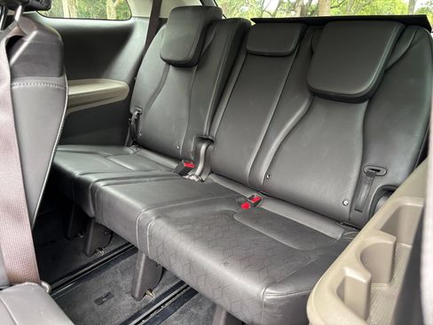 Used 2026 Kia Carnival FWD image 30