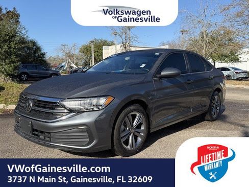 Certified 2024 Volkswagen Jetta SE image 3