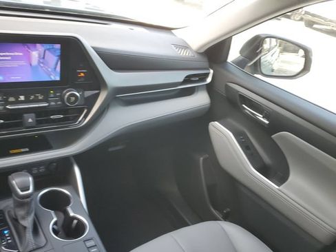 Used 2024 Toyota Highlander XLE FWD image 16
