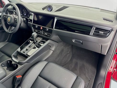 Certified 2025 Porsche Macan image 32