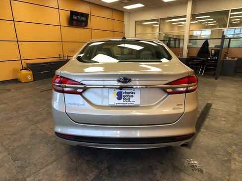 Used 2017 Ford Fusion SE w/ Fusion SE Technology Package FWD image 6