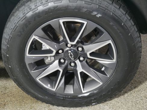 Certified 2022 Chevrolet Tahoe Z71 w/ Luxury Package AWD/4WD image 15