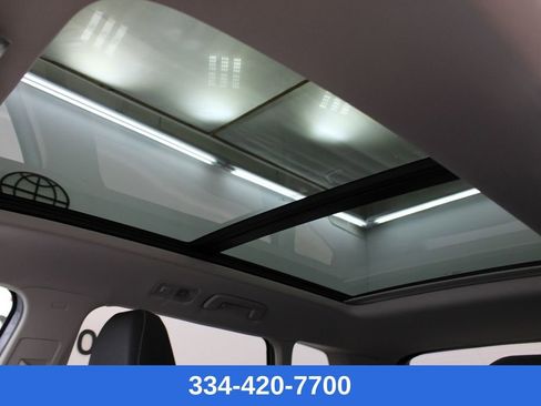 Certified 2025 Volkswagen Taos SE w/ Panoramic Sunroof Package image 12