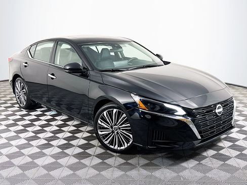 Used 2025 Nissan Altima 2.5 SL image 2