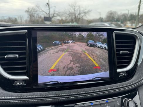 Used 2025 Chrysler Pacifica Limited image 17