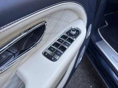 Used 2023 Bentley Bentayga Extended Wheelbase image 12