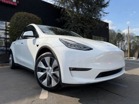 Used 2022 Tesla Model Y Long Range image 8