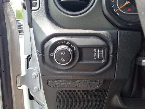 Used 2024 Jeep Gladiator Mojave AWD/4WD image 16