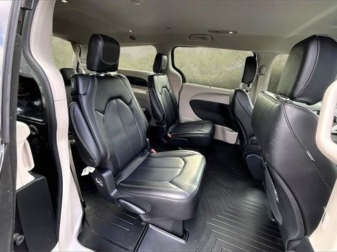 Used 2023 Chrysler Pacifica Touring-L image 26