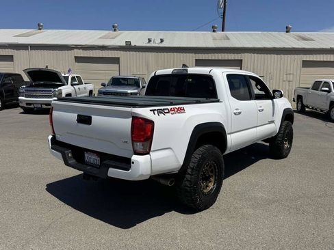 Used 2016 Toyota Tacoma TRD Off-Road AWD/4WD image 10