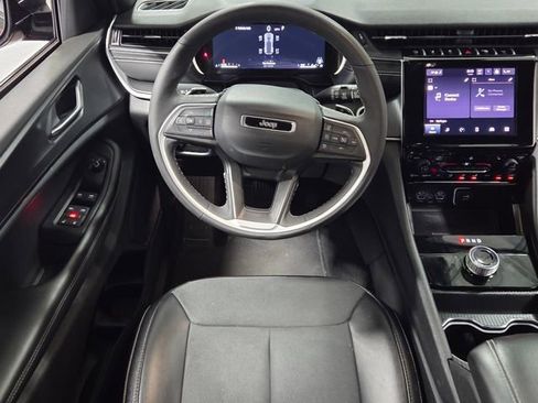 Used 2025 Jeep Grand Cherokee Altitude AWD/4WD image 7