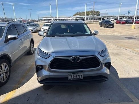 Used 2023 Toyota Highlander XLE image 2