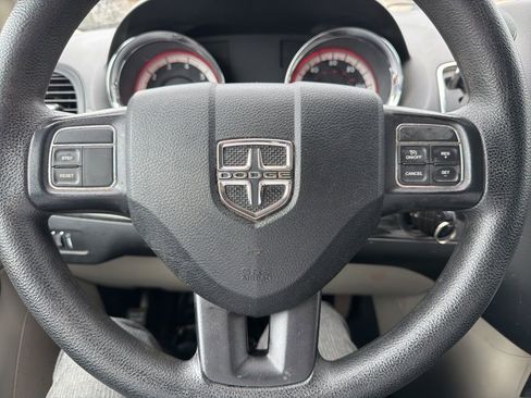 Used 2018 Dodge Grand Caravan SE FWD image 2