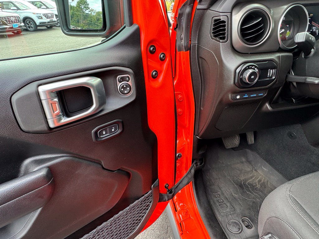 Used 2023 Jeep Wrangler Unlimited w/ Convenience Group AWD/4WD image 35