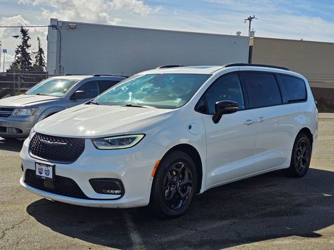 Used 2023 Chrysler Pacifica Limited w/ S Appearance Package FWD image 4