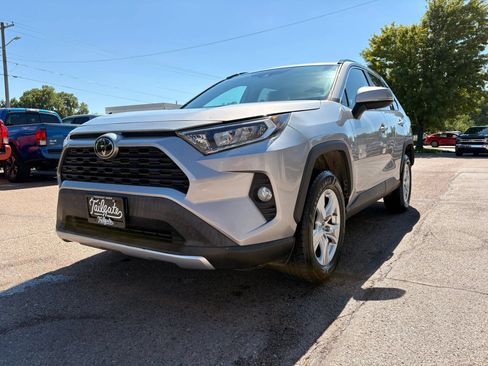 Used 2019 Toyota RAV4 XLE w/ Convenience Package AWD/4WD image 4