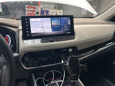 Used 2025 Nissan Rogue SL w/ SL Premium Package image 3