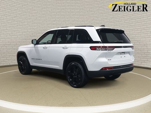 Used 2023 Jeep Grand Cherokee Altitude image 7