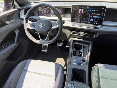 Used 2025 Volkswagen Tiguan SE R-Line image 30