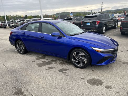Used 2025 Hyundai Elantra SEL FWD image 3